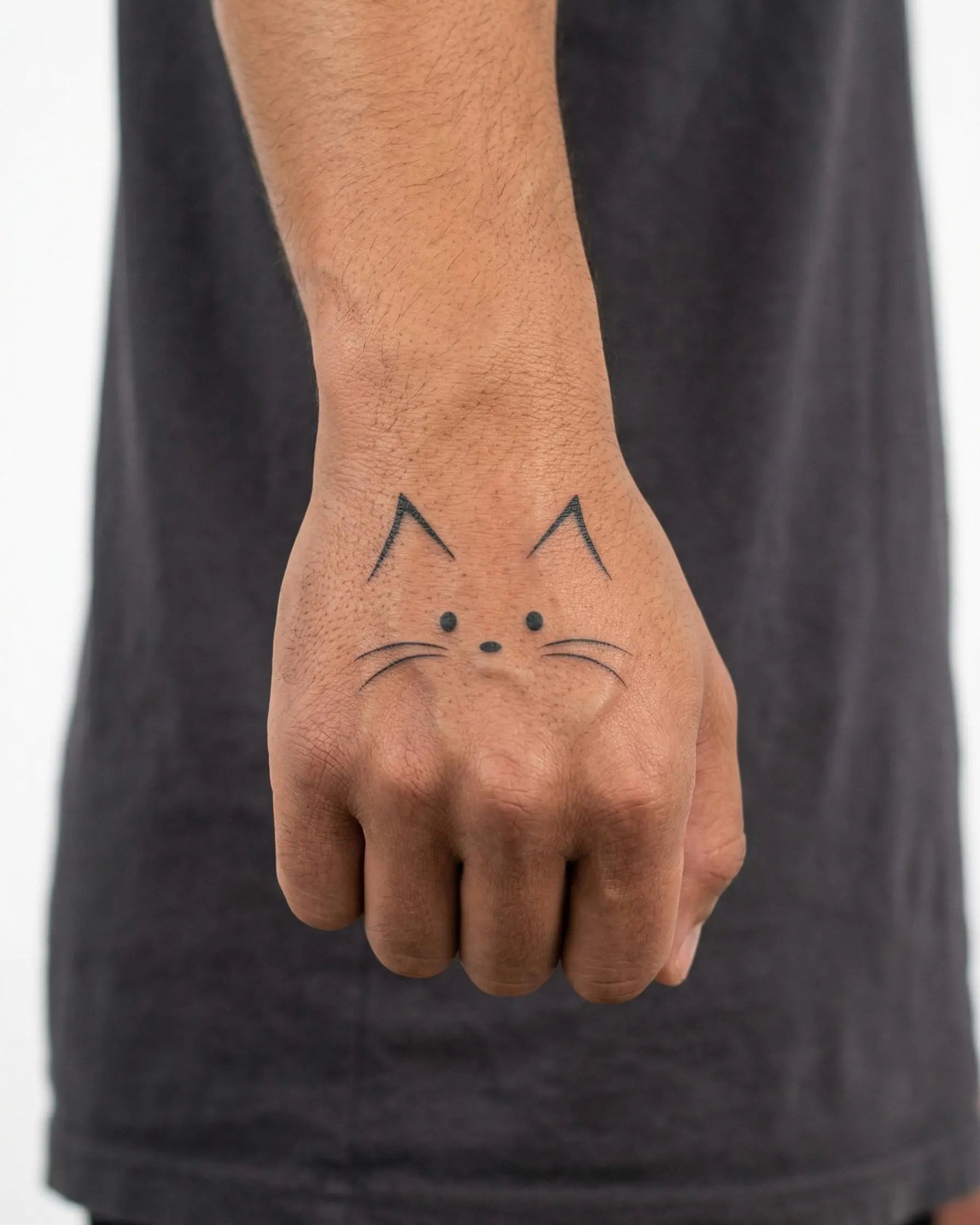 Tatuaggio semi-permanente INKON Cat Face applicato su un uomo – design 2 x 2 in (5x5cm), aspetto realistico dell'inchiostro, dura 10 giorni