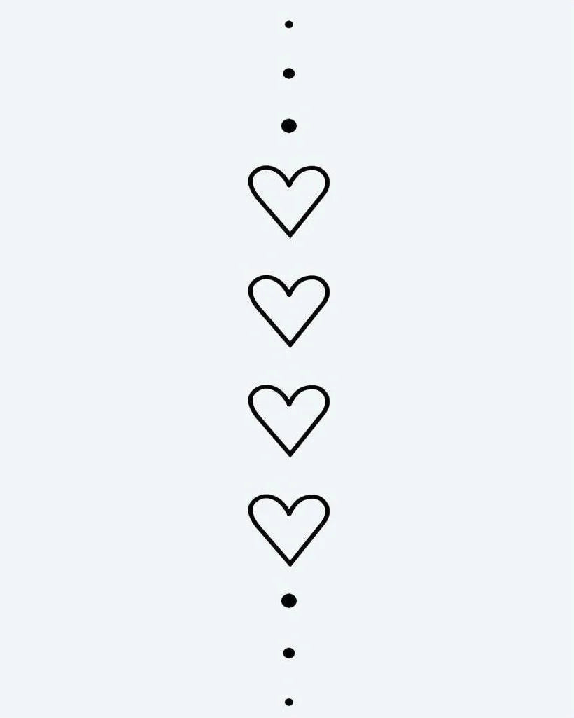 Design del tatuaggio semi-permanente Catena di Cuori e Punti di INKON – illustrazione minimalista, verticale, catena, quattro, cuore, 4 x 7 in (10x17cm), disponibile su inkon.co