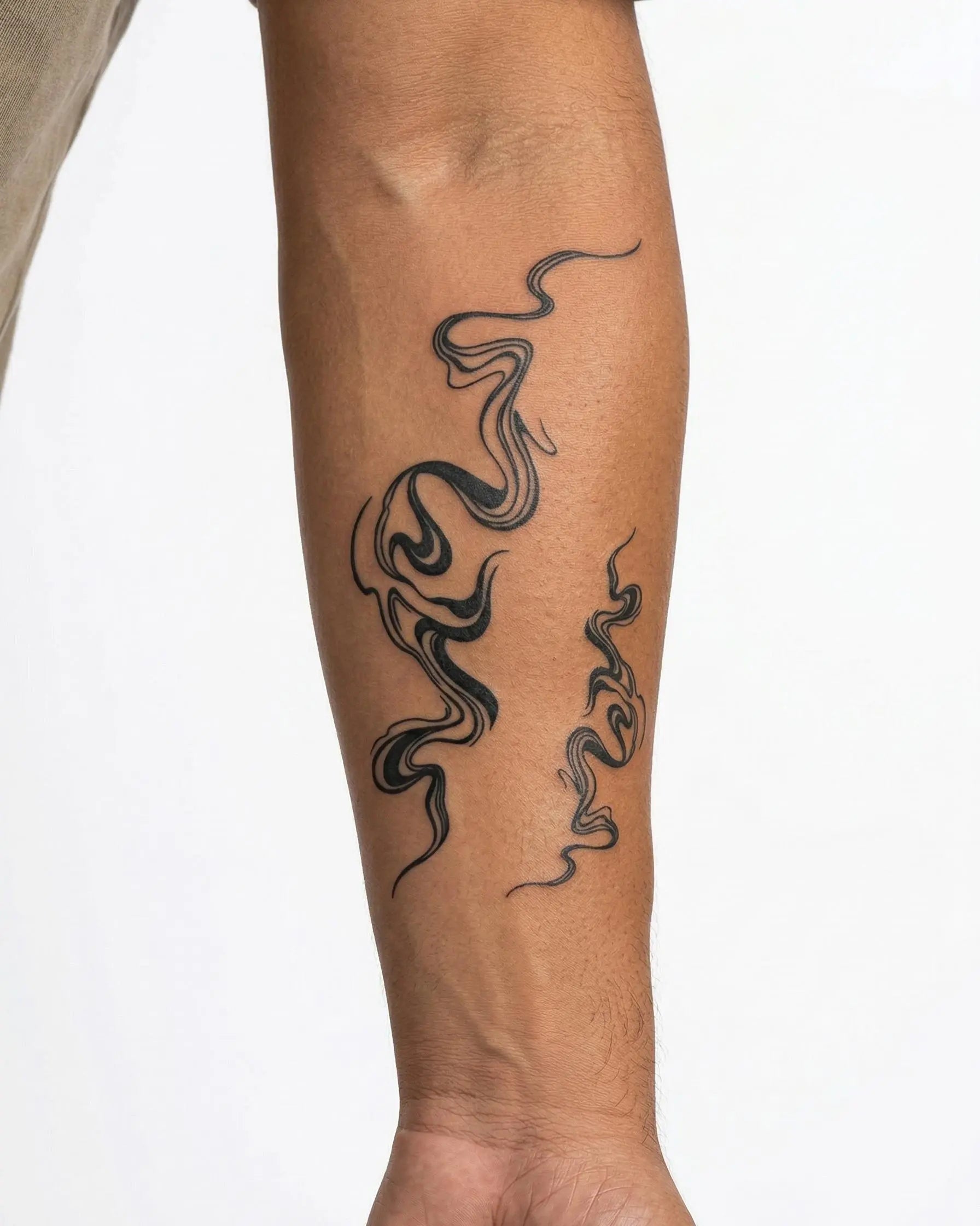 Tatuaggio semi-permanente INKON Volute di Fumo Astratte applicato su un uomo – design 4 x 7 in (10x17cm), aspetto realistico dell'inchiostro, dura 10 giorni