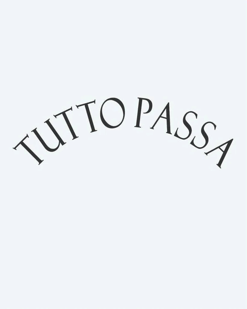 Design del tatuaggio semi-permanente Tutto Passa di INKON – illustrazione elegante, italiana, frase, tutto, passa, 3 x 4 in (6x11cm), disponibile su inkon.co