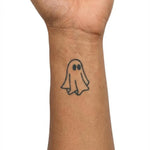 Tatuaggio semi-permanente INKON Cute Ghost applicato su un uomo – design 2 x 2 in (5x5cm), aspetto realistico dell'inchiostro, dura 10 giorni