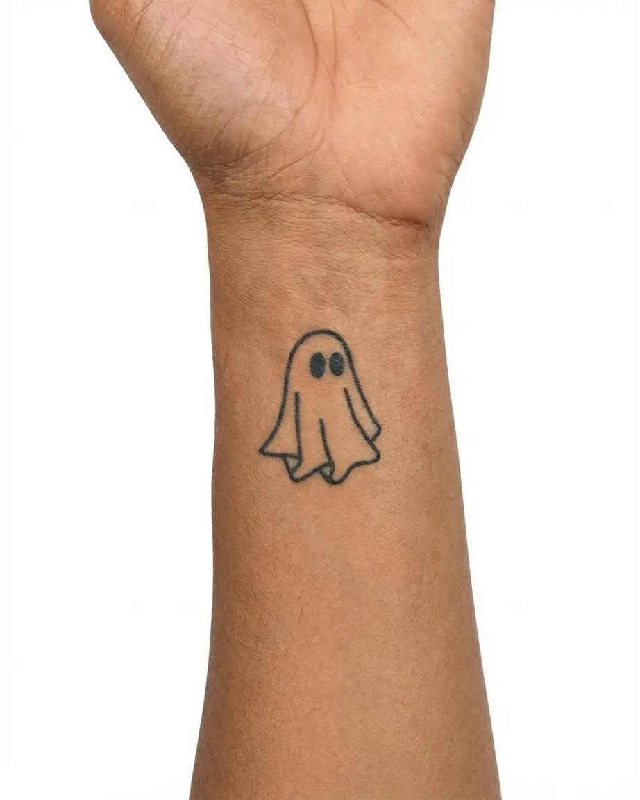 Tatuaggio semi-permanente INKON Cute Ghost applicato su un uomo – design 2 x 2 in (5x5cm), aspetto realistico dell'inchiostro, dura 10 giorni