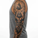 Tatuaggio semi-permanente INKON Atlas & Zodiac applicato su un uomo – design 8 x 20 in (20x50cm), aspetto realistico dell'inchiostro, dura 10 giorni