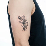 Tatuaggio semi-permanente INKON Floral Branch applicato su un uomo – design 3 x 4 in (7x10cm), aspetto realistico dell'inchiostro, dura 10 giorni