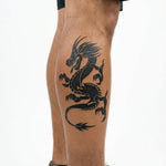 Tatuaggio semi-permanente INKON Drago Cinese applicato su un uomo – design 4 x 7 in (10x17cm), aspetto realistico dell'inchiostro, dura 10 giorni