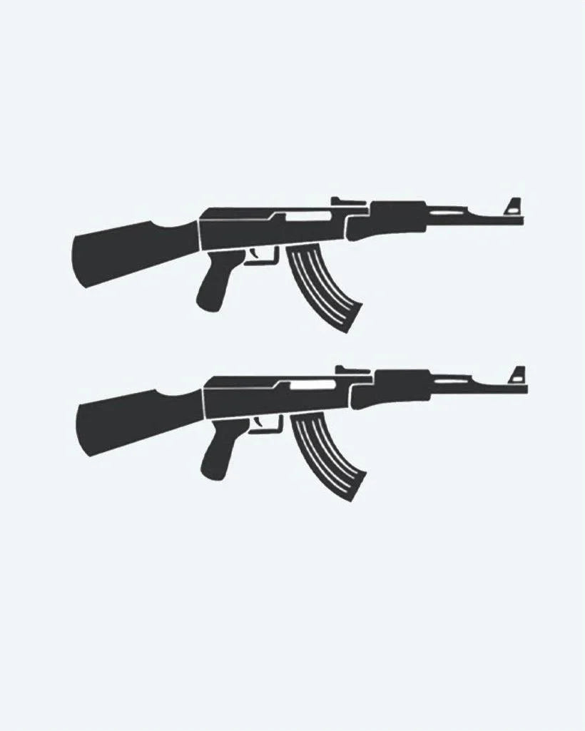 Design del tatuaggio semi-permanente Assault Rifle Duo di INKON – illustrazione foglio, silhouette, assalto, fucili, gabbia toracica, 3 x 4 in (6x11cm), disponibile su inkon.co