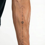 Tatuaggio semi-permanente INKON Totem di Loto Celeste applicato su un uomo – design 4 x 7 in (10x17cm), aspetto realistico dell'inchiostro, dura 10 giorni