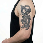 Tatuaggio semi-permanente INKON Traditional Dragon applicato su un uomo – design 4 x 8 in (11x21cm), aspetto realistico dell'inchiostro, dura 10 giorni
