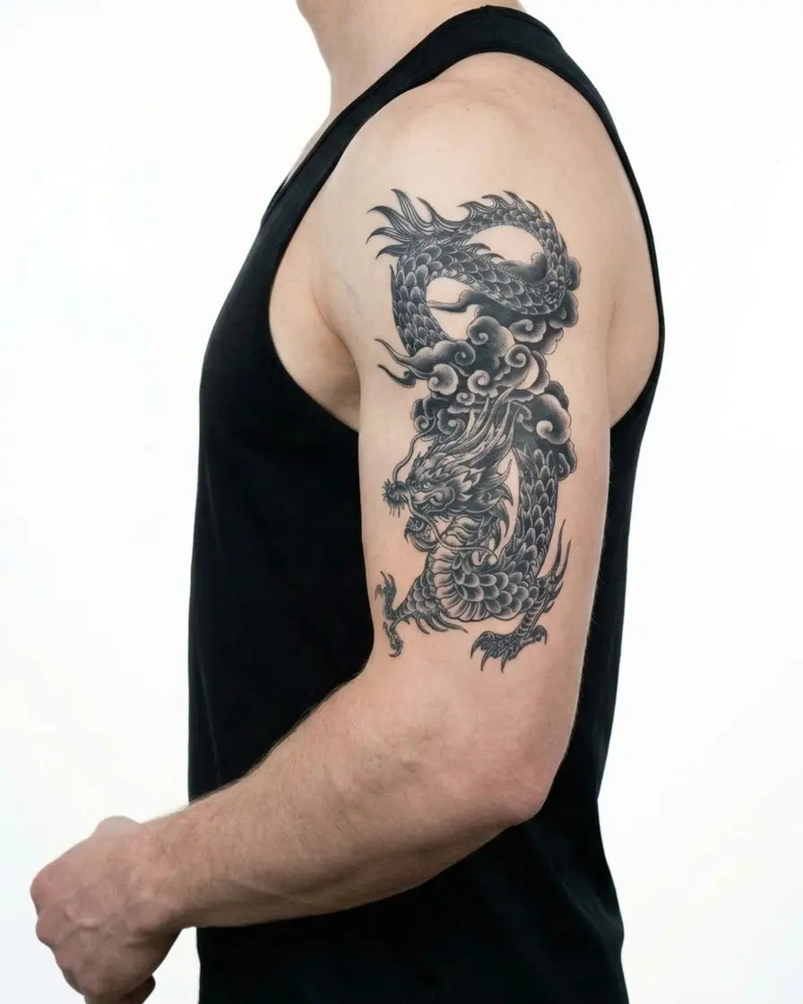 Tatuaggio semi-permanente INKON Traditional Dragon applicato su un uomo – design 4 x 8 in (11x21cm), aspetto realistico dell'inchiostro, dura 10 giorni