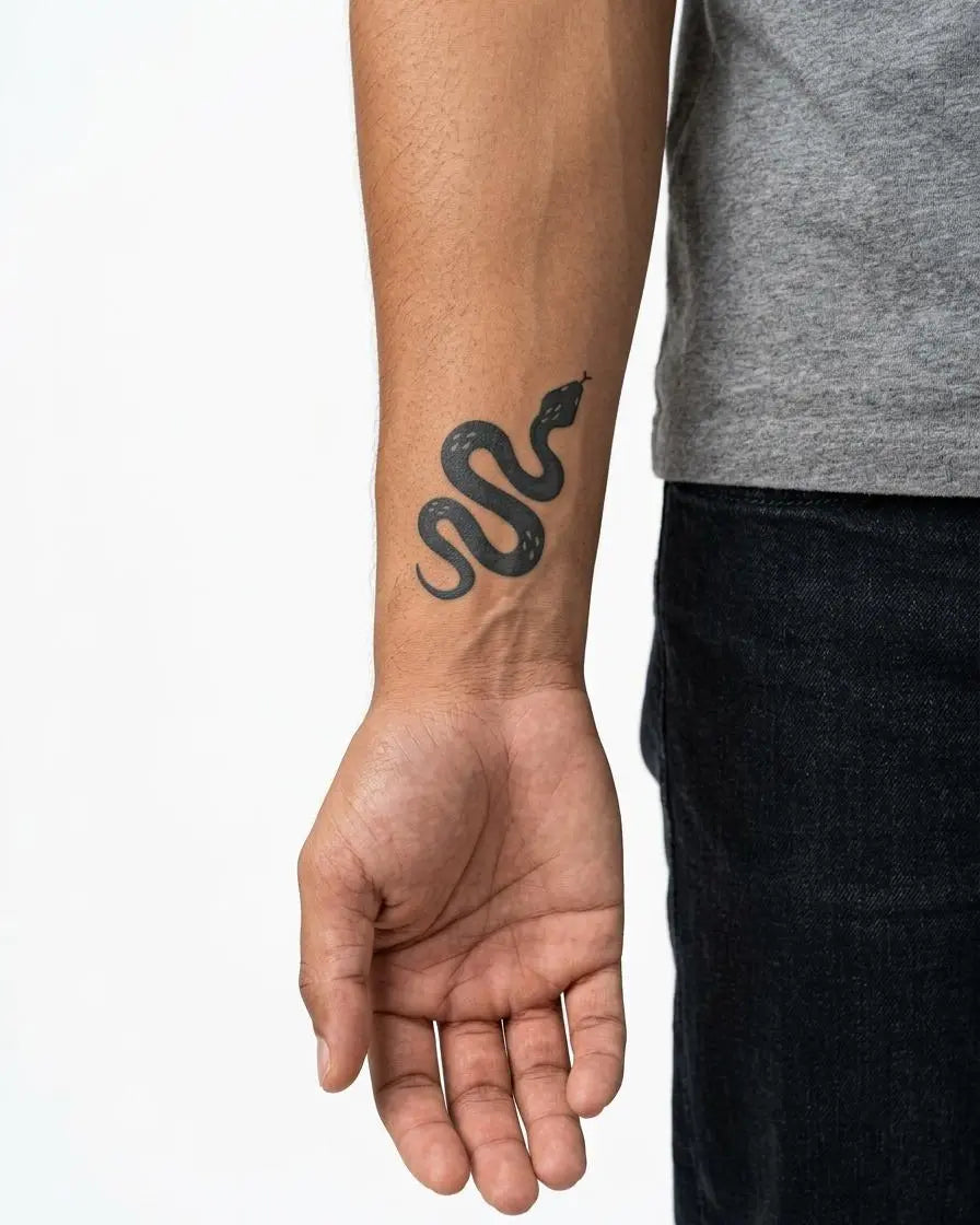 Tatuaggio semi-permanente INKON Serpent Silhouette applicato su un uomo – design 2 x 2 in (5x5cm), aspetto realistico dell'inchiostro, dura 10 giorni