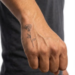 Tatuaggio semi-permanente INKON Single Rose applicato su un uomo – design 2 x 2 in (5x5cm), aspetto realistico dell'inchiostro, dura 10 giorni