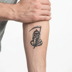 Tatuaggio semi-permanente INKON Grim Reaper applicato su un uomo – design 3 x 4 in (7x10cm), aspetto realistico dell'inchiostro, dura 10 giorni