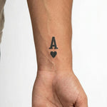 Tatuaggio semi-permanente INKON Ace of Hearts applicato su un uomo – design 2 x 2 in (5x5cm), aspetto realistico dell'inchiostro, dura 10 giorni