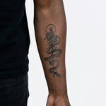 Tatuaggio semi-permanente INKON Serpente e Spada applicato su un uomo – design 4 x 7 in (10x17cm), aspetto realistico dell'inchiostro, dura 10 giorni