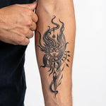 Tatuaggio semi-permanente INKON Volto del Sole Celeste applicato su un uomo – design 4 x 7 in (10x17cm), aspetto realistico dell'inchiostro, dura 10 giorni