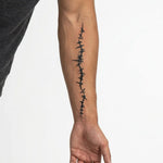 Tatuaggio semi-permanente INKON Barbed Wire Line applicato su un uomo – design 4 x 8 in (11x21cm), aspetto realistico dell'inchiostro, dura 10 giorni