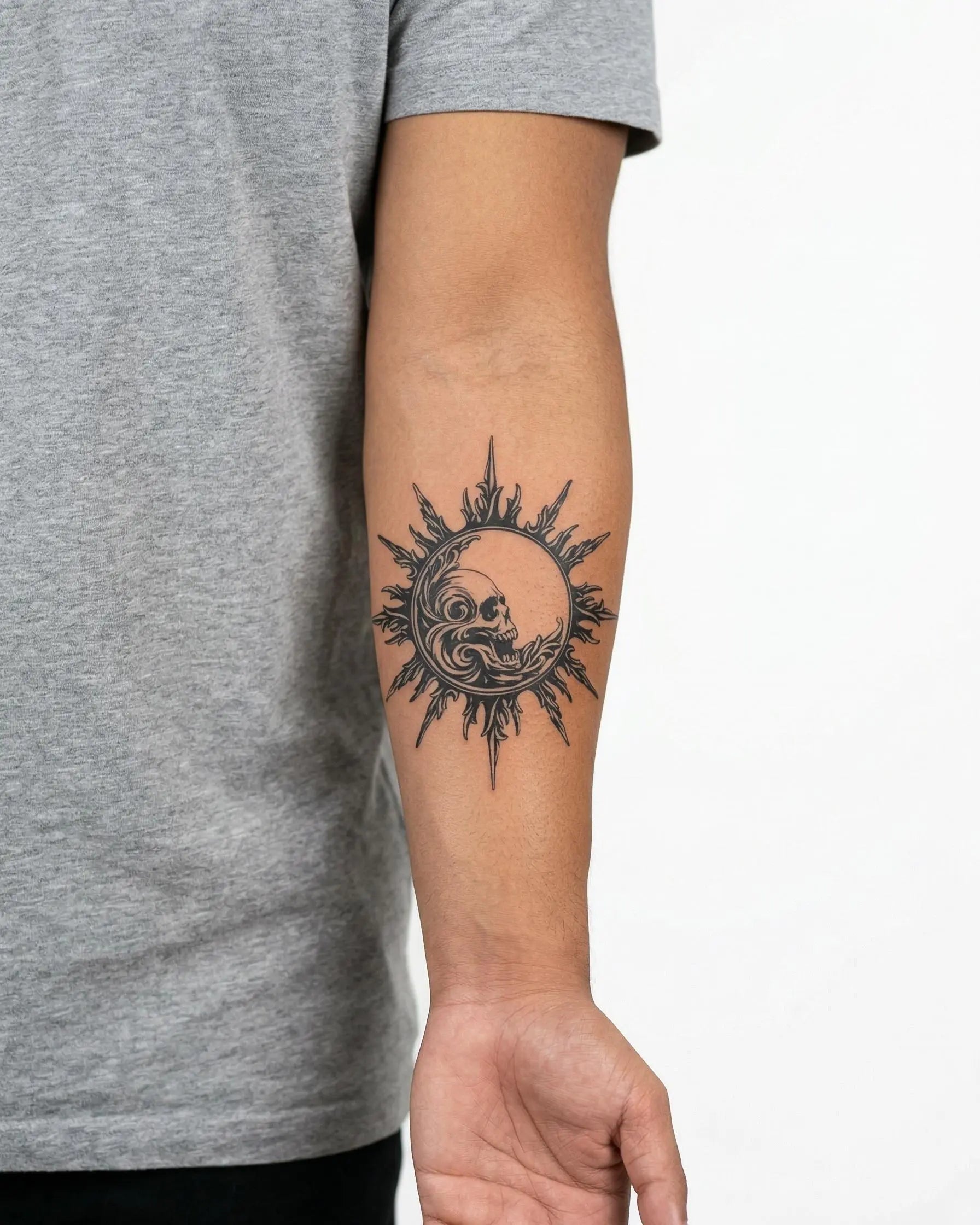 Tatuaggio semi-permanente INKON Teschio Sole e Luna applicato su un uomo – design 4 x 4 in (9x9cm), aspetto realistico dell'inchiostro, dura 10 giorni