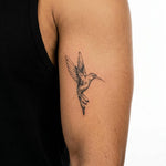 Tatuaggio semi-permanente INKON Hummingbird applicato su un uomo – design 3 x 4 in (6x11cm), aspetto realistico dell'inchiostro, dura 10 giorni