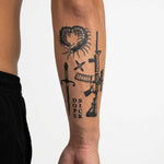 Tatuaggio semi-permanente INKON Flash Sheet Armi e Centopiedi applicato su un uomo – design 4 x 7 in (10x17cm), aspetto realistico dell'inchiostro, dura 10 giorni