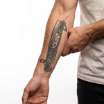 Tatuaggio semi-permanente INKON Steampunk Gears Band applicato su un uomo – design 4 x 8 in (11x21cm), aspetto realistico dell'inchiostro, dura 10 giorni