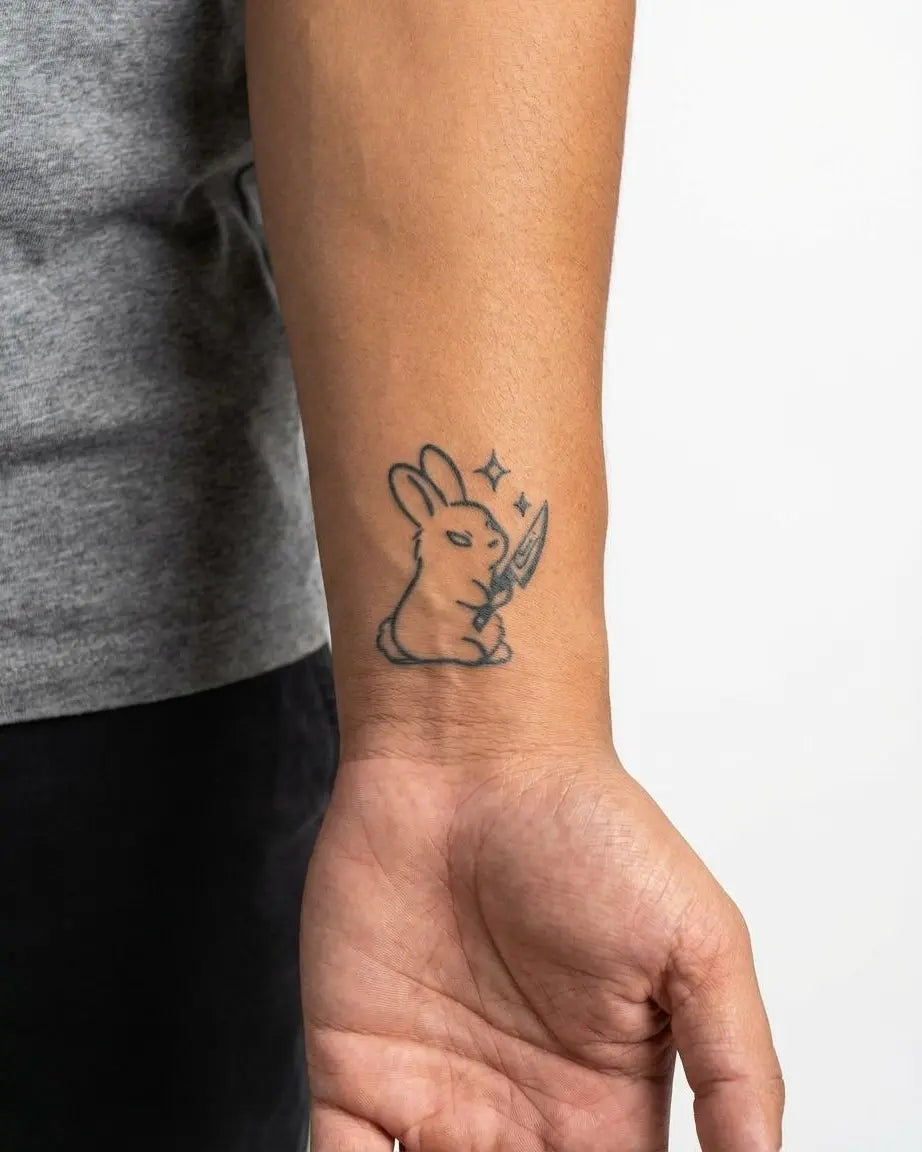 Tatuaggio semi-permanente INKON Killer Bunny applicato su un uomo – design 2 x 2 in (5x5cm), aspetto realistico dell'inchiostro, dura 10 giorni
