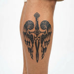 Tatuaggio semi-permanente INKON Pugnale Alato applicato su un uomo – design 4 x 7 in (10x17cm), aspetto realistico dell'inchiostro, dura 10 giorni