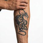Tatuaggio semi-permanente INKON Drago Alato applicato su un uomo – design 4 x 7 in (10x17cm), aspetto realistico dell'inchiostro, dura 10 giorni
