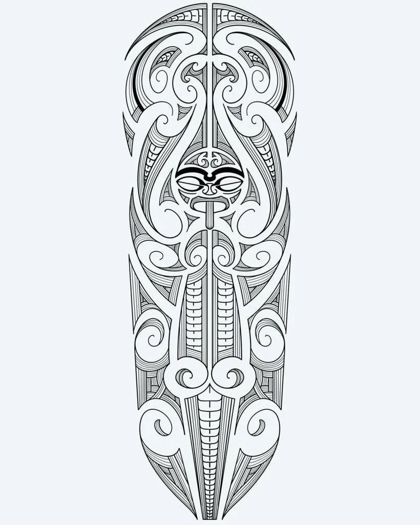 Design del tatuaggio semi-permanente Maori Tiki Full Sleeve di INKON – illustrazione di faccia tiki polinesiana al centro circondata da spirali, 8 x 20 in (20x50cm), disponibile su inkon.co