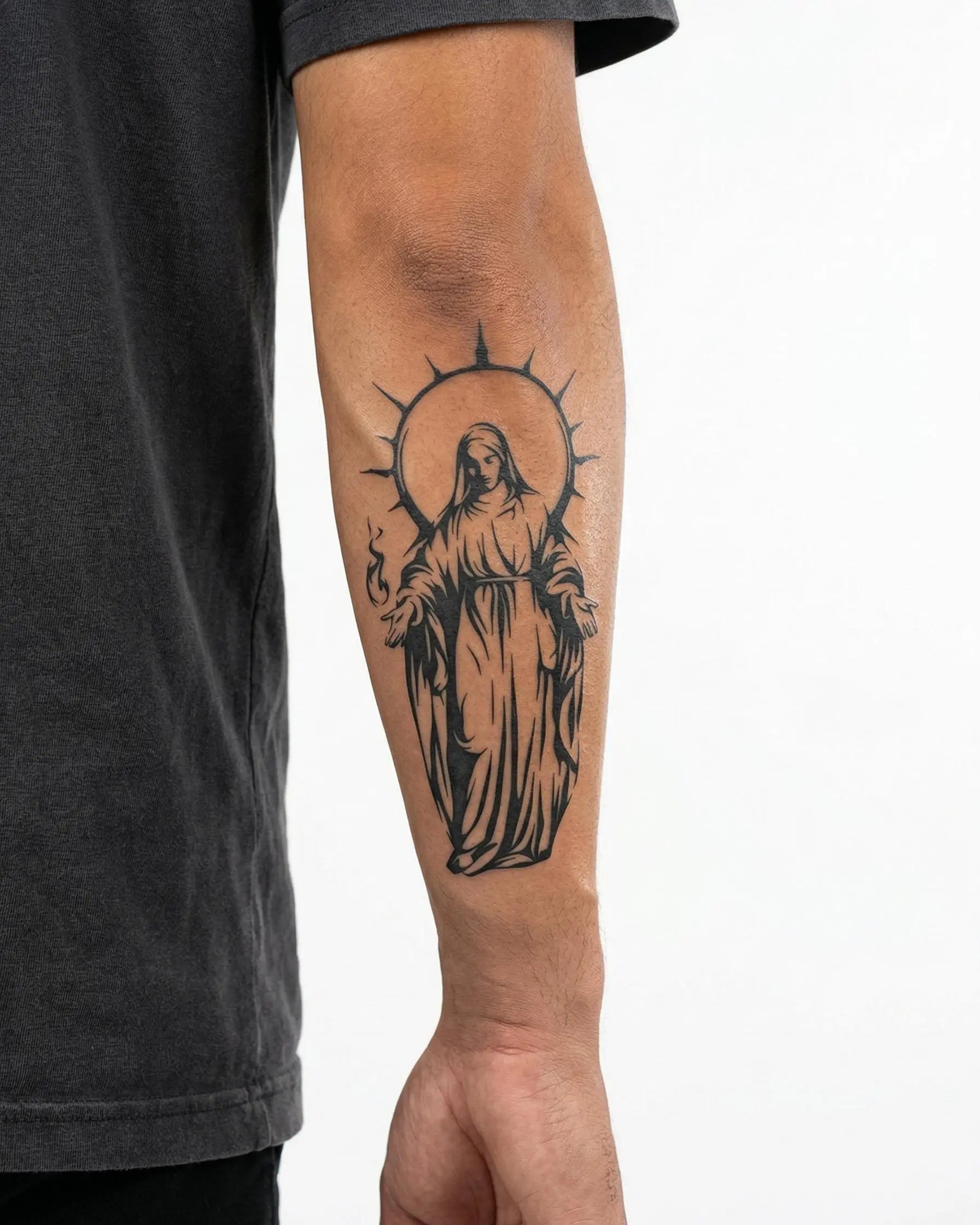 Tatuaggio semi-permanente INKON Madonna con Aureola applicato su un uomo – design 4 x 7 in (10x17cm), aspetto realistico dell'inchiostro, dura 10 giorni