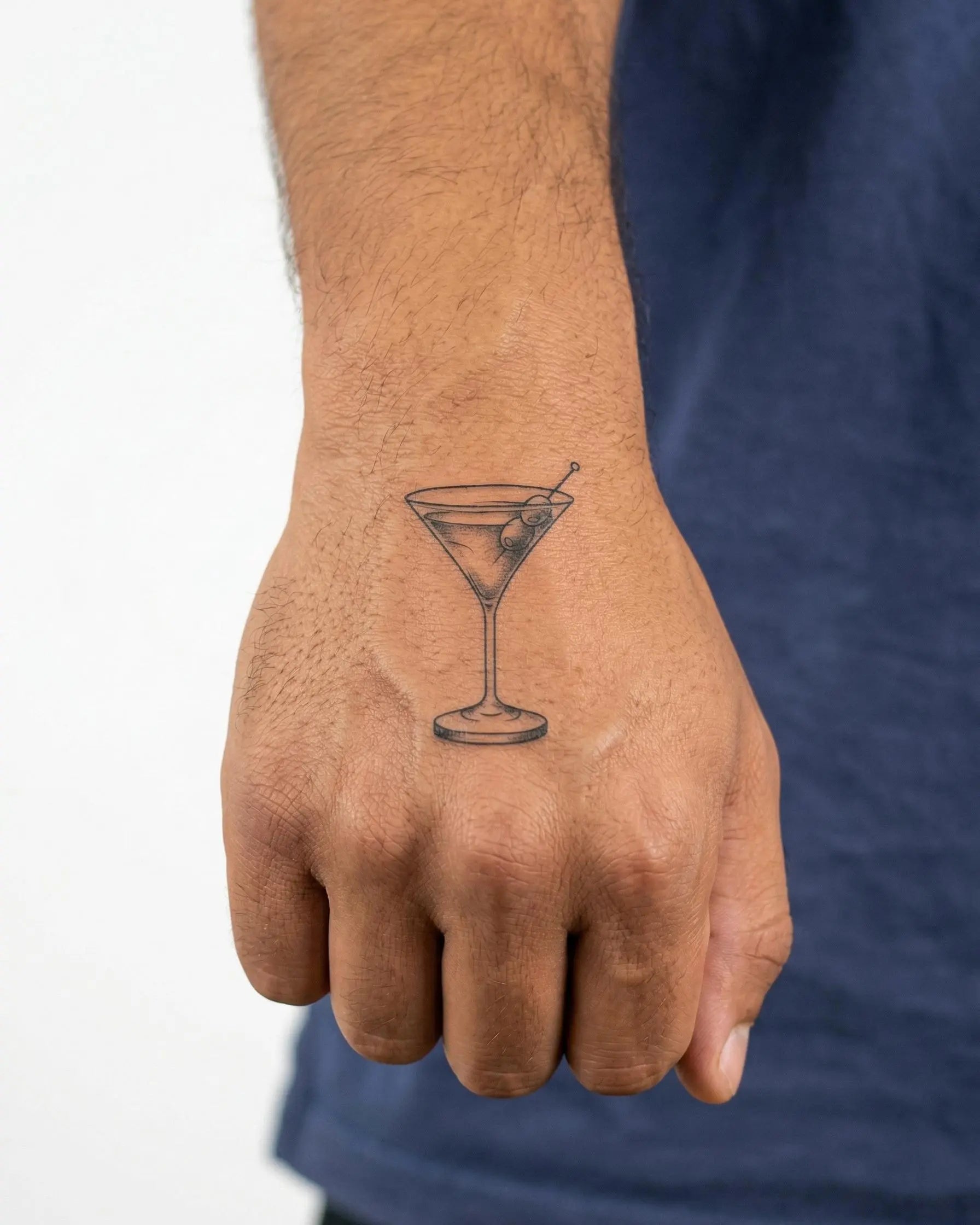 Tatuaggio semi-permanente INKON Martini Glass applicato su un uomo – design 2 x 2 in (5x5cm), aspetto realistico dell'inchiostro, dura 10 giorni