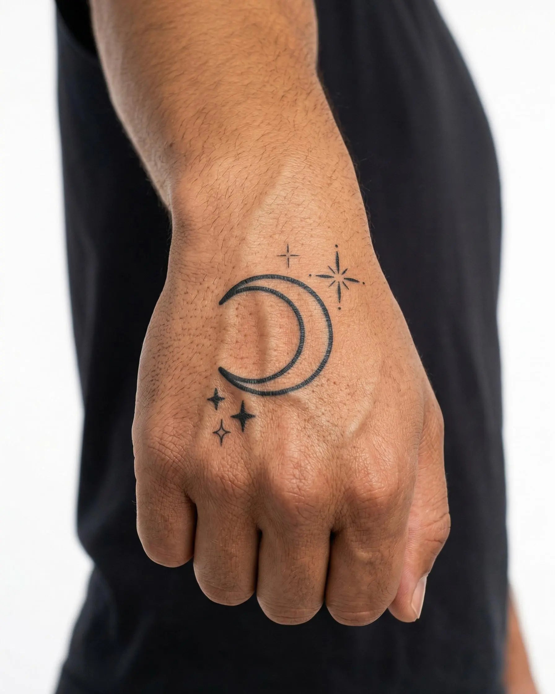 Tatuaggio semi-permanente INKON Crescent Moon & Stars applicato su un uomo – design 2 x 2 in (5x5cm), aspetto realistico dell'inchiostro, dura 10 giorni