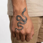 Tatuaggio semi-permanente INKON Serpente applicato su un uomo – design 2 x 5 in (5x10cm), aspetto realistico dell'inchiostro, dura 10 giorni