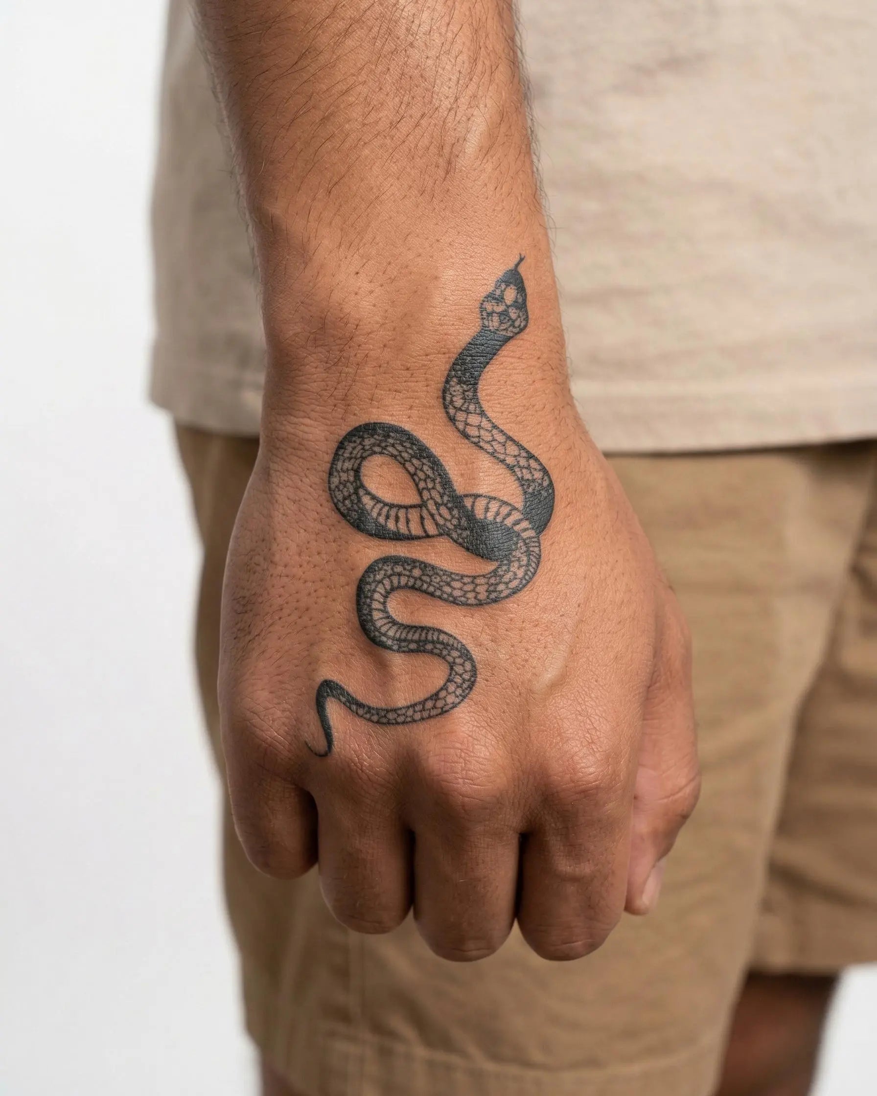 Tatuaggio semi-permanente INKON Serpente applicato su un uomo – design 2 x 5 in (5x10cm), aspetto realistico dell'inchiostro, dura 10 giorni