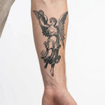 Tatuaggio semi-permanente INKON Angelo della Vittoria applicato su un uomo – design 4 x 7 in (10x17cm), aspetto realistico dell'inchiostro, dura 10 giorni