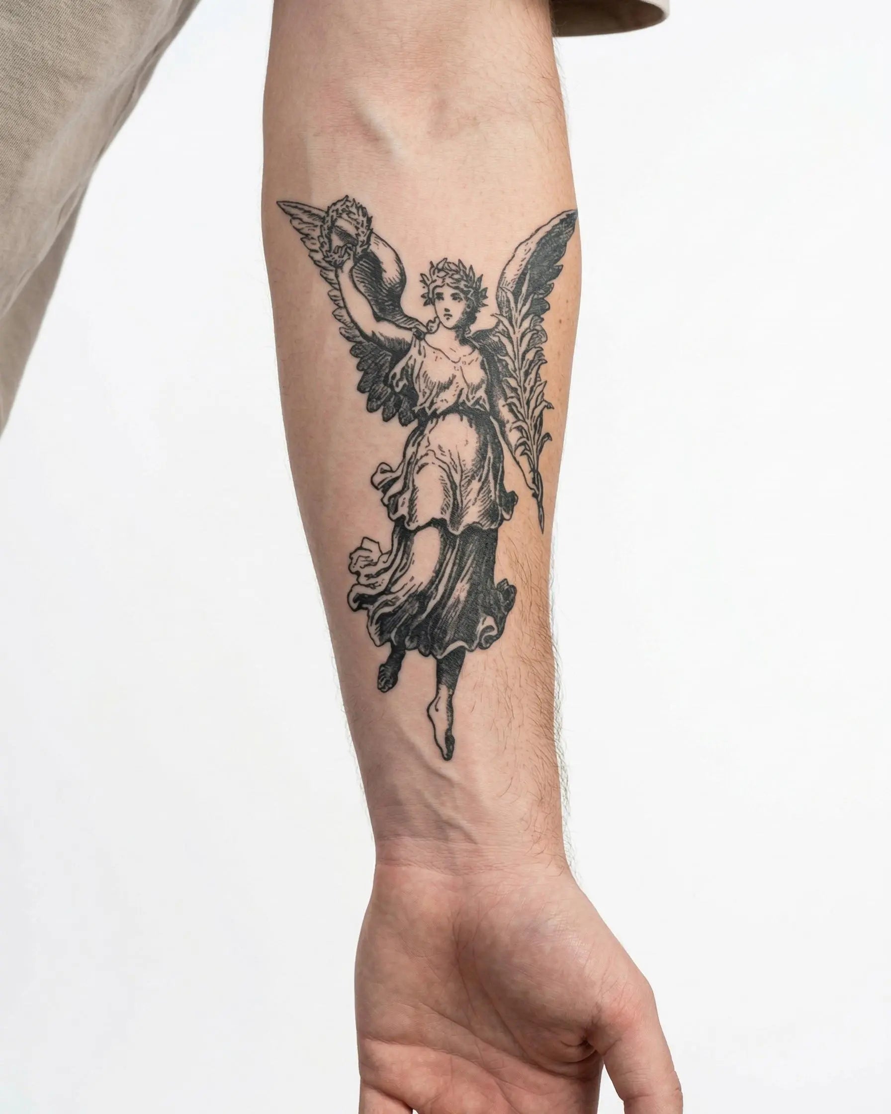 Tatuaggio semi-permanente INKON Angelo della Vittoria applicato su un uomo – design 4 x 7 in (10x17cm), aspetto realistico dell'inchiostro, dura 10 giorni