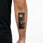 Tatuaggio semi-permanente INKON Abstract Moon & Waves applicato su un uomo – design 3 x 4 in (6x11cm), aspetto realistico dell'inchiostro, dura 10 giorni