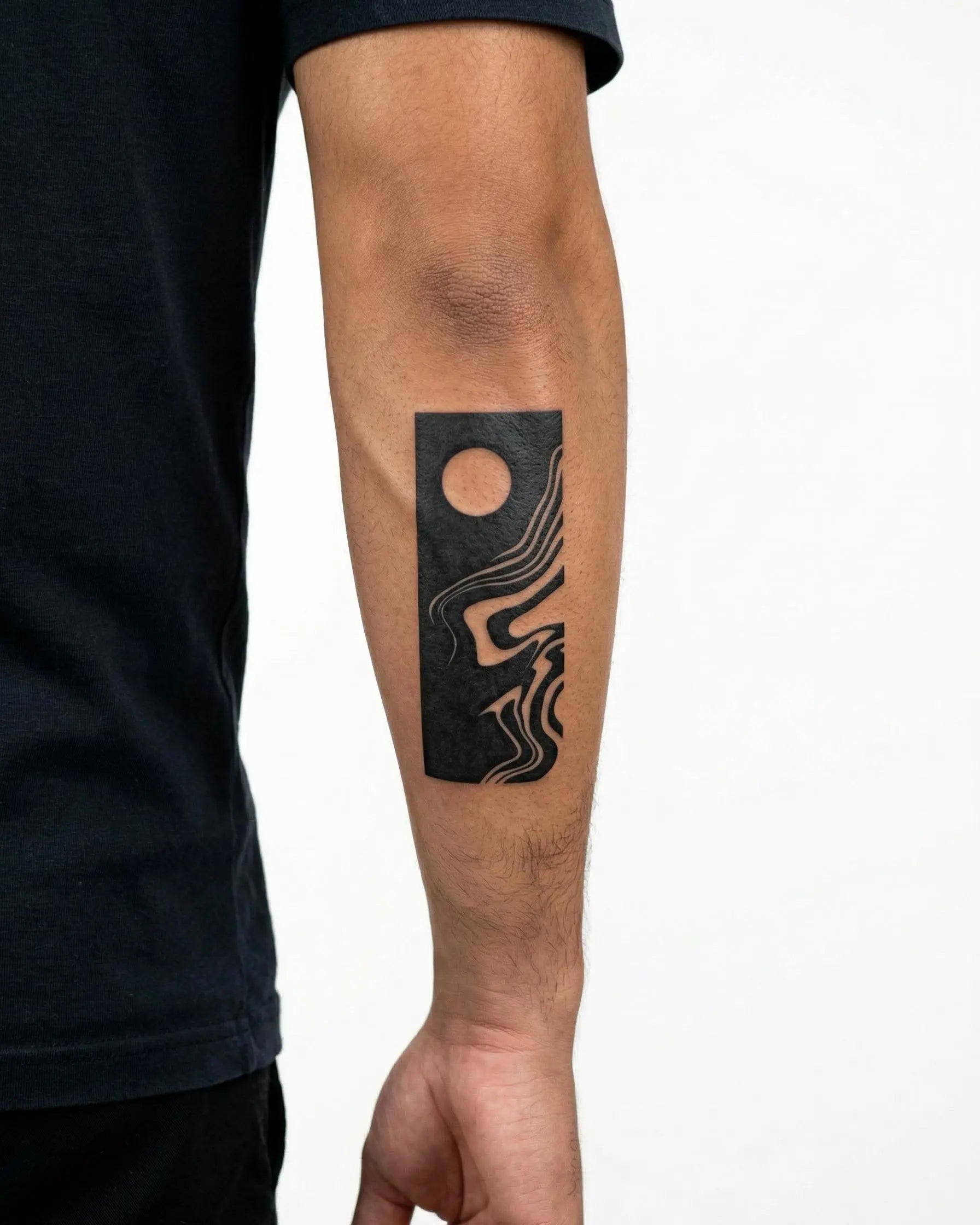 Tatuaggio semi-permanente INKON Abstract Moon & Waves applicato su un uomo – design 3 x 4 in (6x11cm), aspetto realistico dell'inchiostro, dura 10 giorni