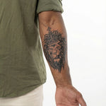 Tatuaggio semi-permanente INKON Corona del Re Leone applicato su un uomo – design 4 x 7 in (10x17cm), aspetto realistico dell'inchiostro, dura 10 giorni