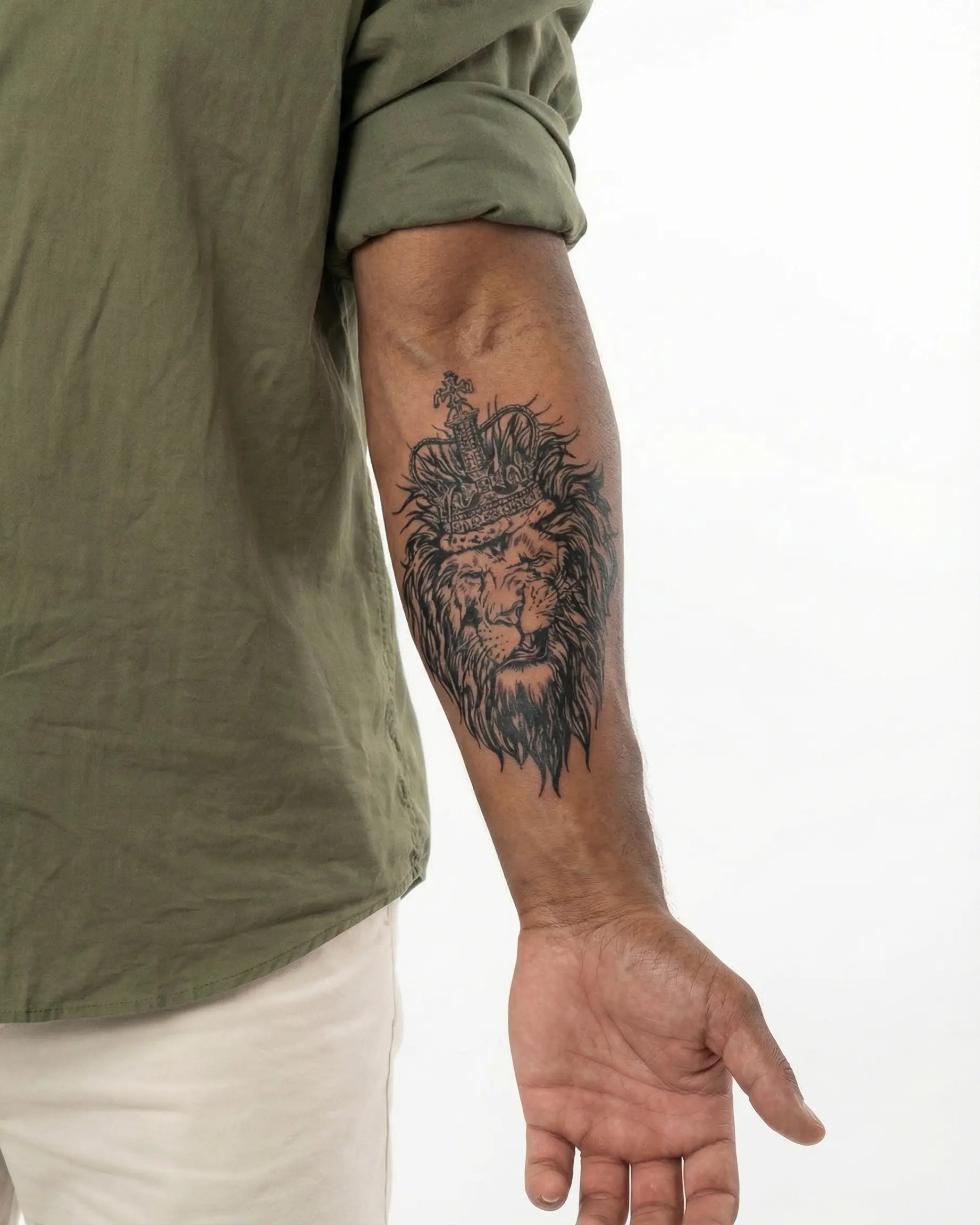 Tatuaggio semi-permanente INKON Corona del Re Leone applicato su un uomo – design 4 x 7 in (10x17cm), aspetto realistico dell'inchiostro, dura 10 giorni