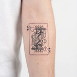 Tatuaggio semi-permanente INKON King of Hearts - Loyalty applicato su un uomo – design 3 x 4 in (7x10cm), aspetto realistico dell'inchiostro, dura 10 giorni