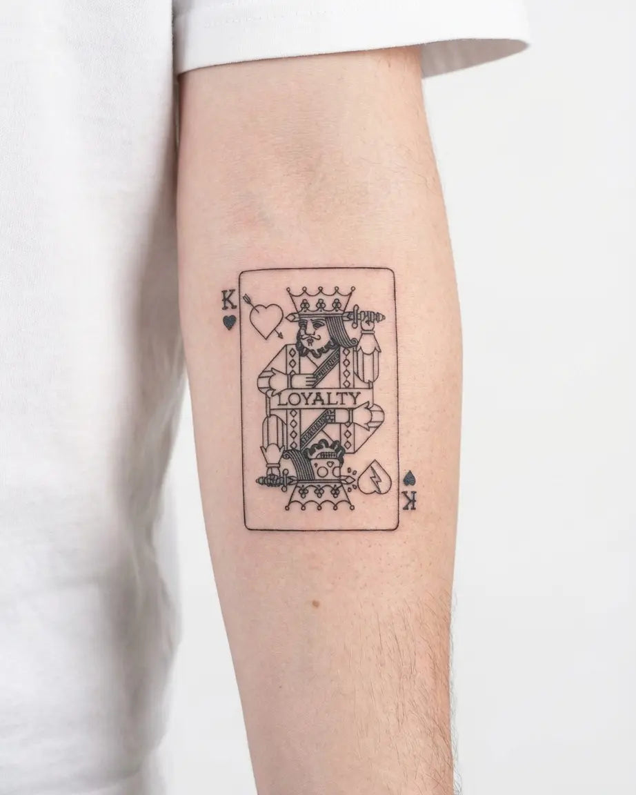 Tatuaggio semi-permanente INKON King of Hearts - Loyalty applicato su un uomo – design 3 x 4 in (7x10cm), aspetto realistico dell'inchiostro, dura 10 giorni