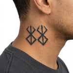 Tatuaggio semi-permanente INKON Norse Rune Symbol applicato su un uomo – design 3 x 4 in (7x10cm), aspetto realistico dell'inchiostro, dura 10 giorni