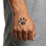 Tatuaggio semi-permanente INKON Single Paw Print applicato su un uomo – design 2 x 2 in (5x5cm), aspetto realistico dell'inchiostro, dura 10 giorni