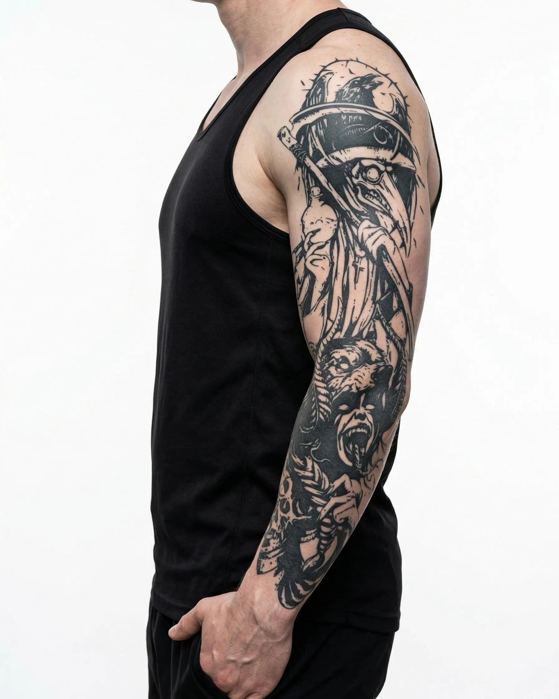 Tatuaggio semi-permanente INKON Plague Doctor & Bear applicato su un uomo – design 8 x 20 in (20x50cm), aspetto realistico dell'inchiostro, dura 10 giorni