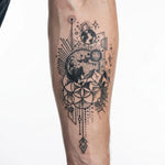 Tatuaggio semi-permanente INKON Luna Cosmica e Geometria applicato su un uomo – design 4 x 7 in (10x17cm), aspetto realistico dell'inchiostro, dura 10 giorni