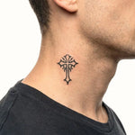 Tatuaggio semi-permanente INKON Gothic Cross 3 applicato su un uomo – design 2 x 2 in (5x5cm), aspetto realistico dell'inchiostro, dura 10 giorni