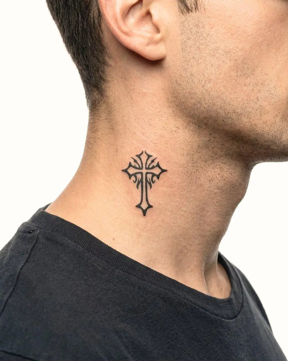 Tatuaggio semi-permanente INKON Gothic Cross 3 applicato su un uomo – design 2 x 2 in (5x5cm), aspetto realistico dell'inchiostro, dura 10 giorni