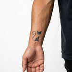 Tatuaggio semi-permanente INKON Sitting Cat Silhouette applicato su un uomo – design 2 x 2 in (5x5cm), aspetto realistico dell'inchiostro, dura 10 giorni