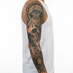 Tatuaggio semi-permanente INKON Skull, All-Seeing Eye & Mandala applicato su un uomo – design 8 x 20 in (20x50cm), aspetto realistico dell'inchiostro, dura 10 giorni