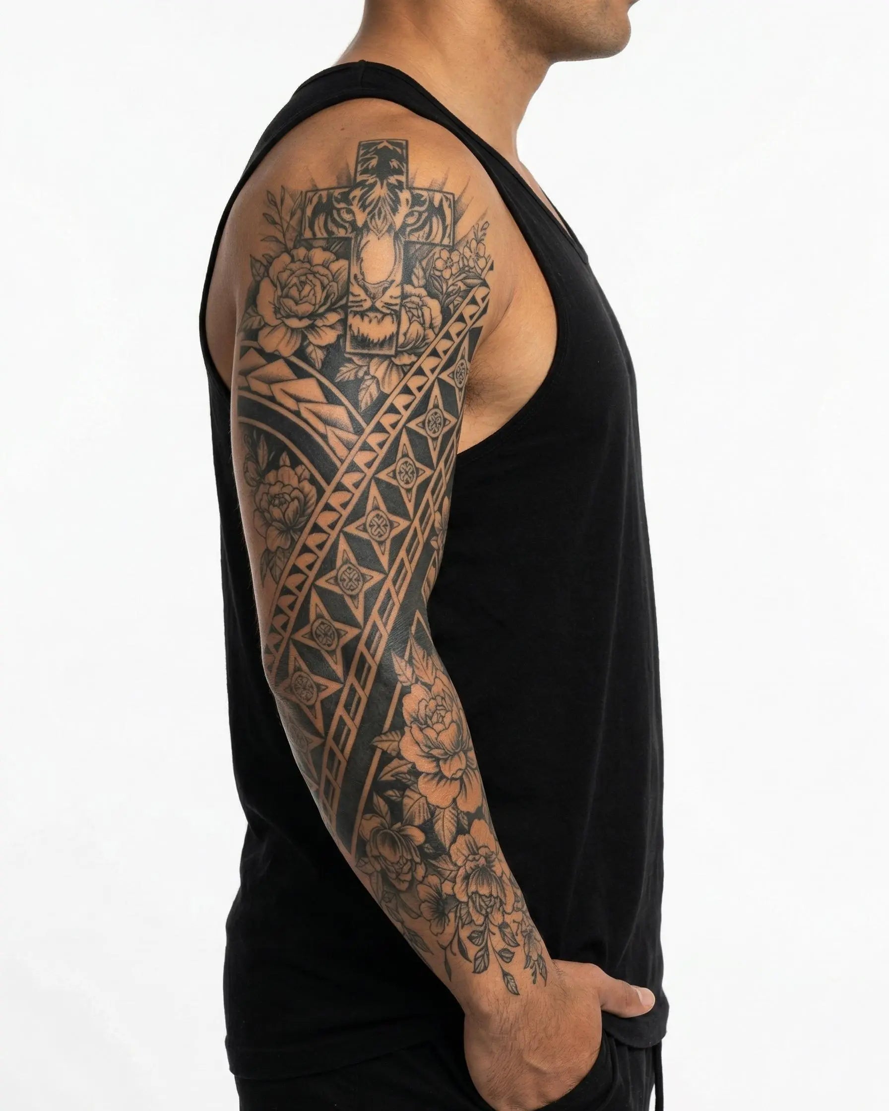 Tatuaggio semi-permanente INKON Tribal Cross & Roses applicato su un uomo – design 8 x 20 in (20x50cm), aspetto realistico dell'inchiostro, dura 10 giorni